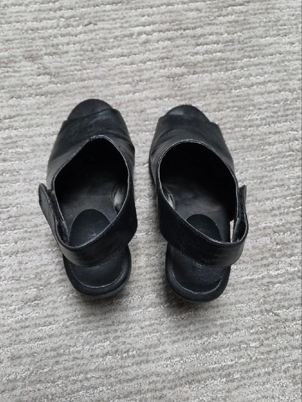 AEROSOLES classic black